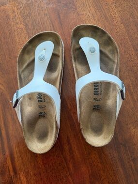 Birkenstock Women’s White Gizeh Thong Sandals with Buckle